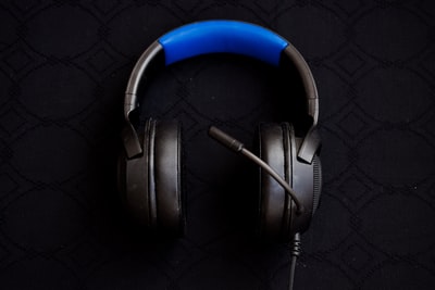 كيف يمكنني إعادة ضبط سماعة البلوتوث الخاصة بي من Plantronics